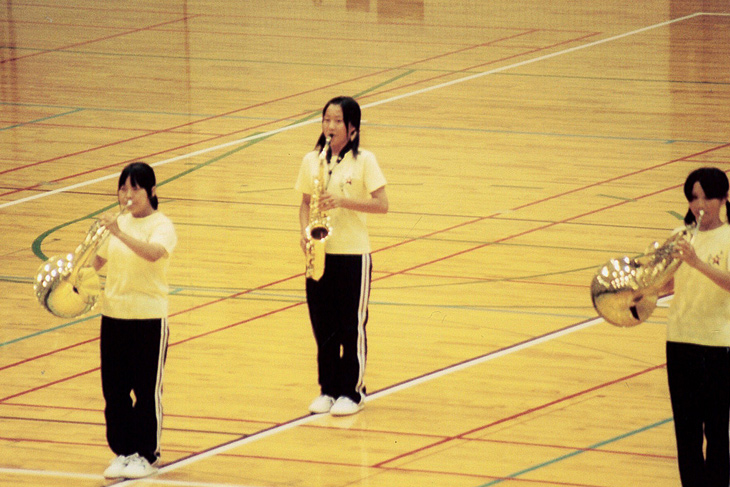 中学時代は吹奏楽部だった(写真中央)