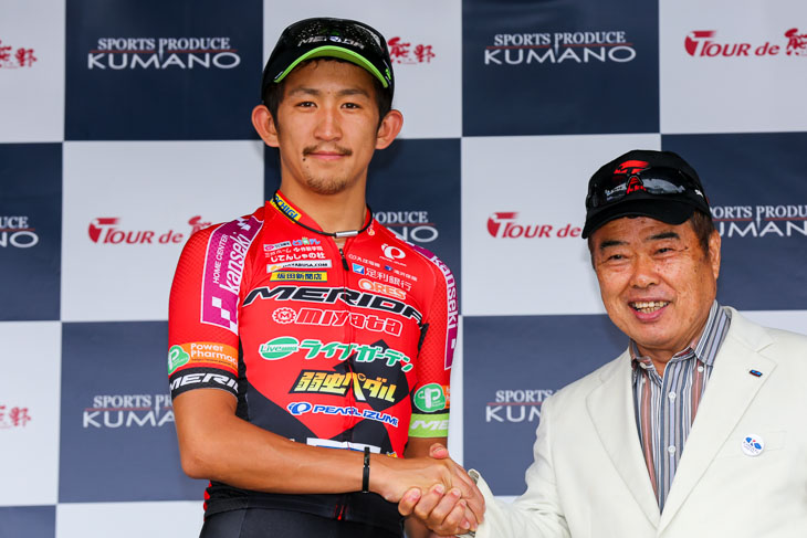 2016ツール・ド・熊野第3ステージで優勝した大久保陣 後に加入するキナンの角口会長と握手