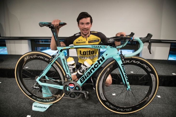 ビアンキのバイクを披露するプリモス・ログリッチ(スロベニア、ロットNLユンボ)