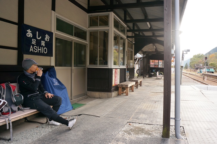 足尾の駅で遅めのお昼に。金谷ベーカリーのパンをいただきます