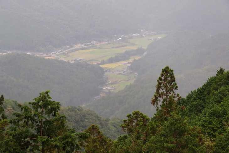 峠の頂上から松野の街並みが見えた。完走できるかもしれない...！