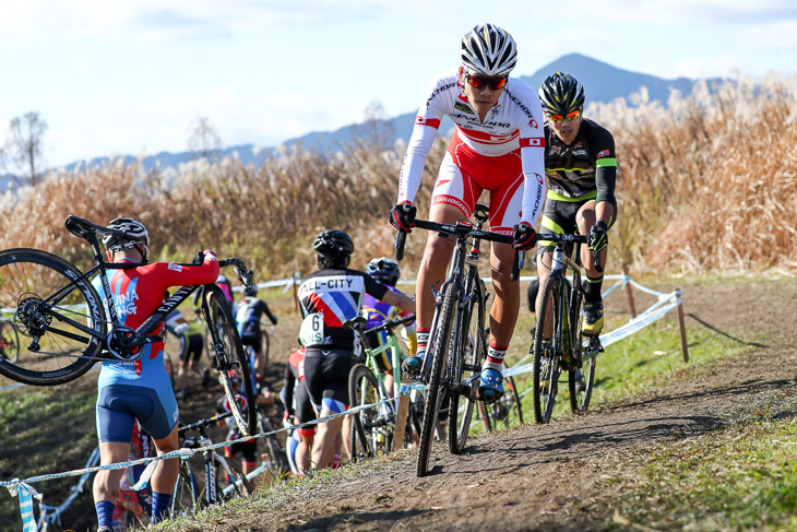 C1　1周目、沢田時（ブリヂストンアンカー）と中原義貴（BH SR SUNTOUR）が先行する