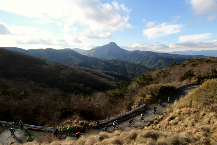 足柄の山並みの向こうに雪をかぶった富士山が見えていた。10数台のSLATEが下りへと入っていく