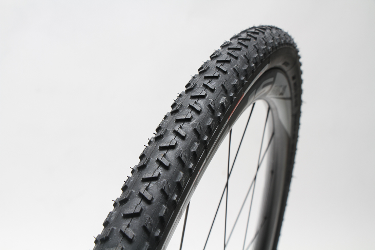 IRC SERAC CX X-Guard のトレッド