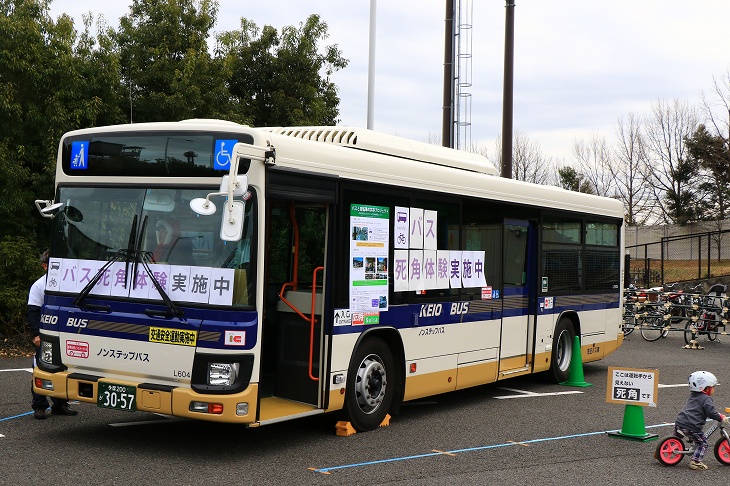 京王バスの協力でバスの死角を体験するコーナーが設けられた