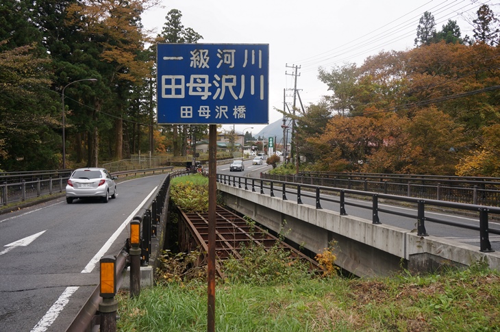 橋と橋の間に路面電車の遺構が