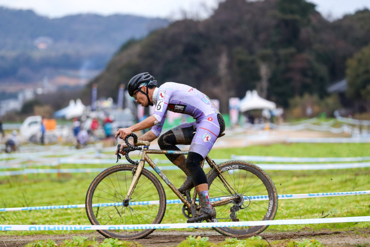C1 2周目、先頭に立つ窪田博英(Speedvagen Family Racing)