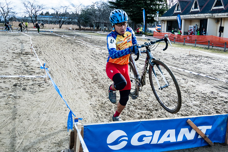 シケインを超えるCM1優勝の首藤大輔(VOLCAオードビーBOMA・UVEX)