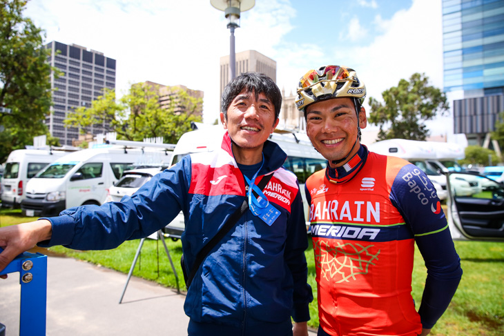 中野喜文マッサーと新城幸也（バーレーン・メリダ）