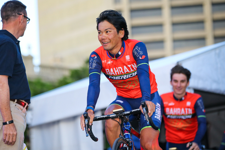 笑顔でステージに上がる新城幸也(バーレーン・メリダ)