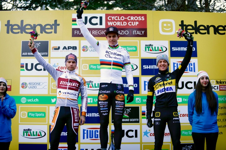 2位マルセル・マイセン(ドイツ、ステイラーツ・ヴェローナ)、1位ワウト・ファンアールト(ベルギー、ヴェランダスヴィレムス・クレラン)、3位トム・メーウセン(ベルギー、テレネット・フィデア)