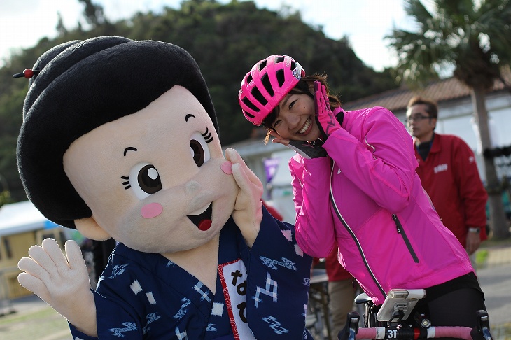 恩納村のマスコットナビーちゃんと平野さん