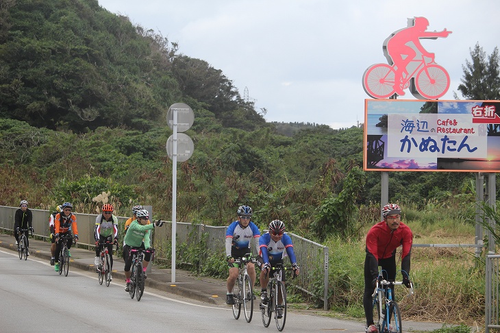 とっさにサイクリスト看板とおなじポーズをとってくれる対応力、さすがです