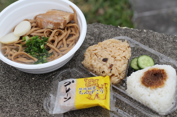 お昼に供された沖縄そばにじゅーしー&味噌おにぎり