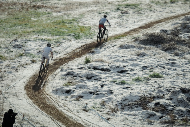 時間が経つにつれてコースの雪も溶けてきた。重たい泥がレースを難しくする