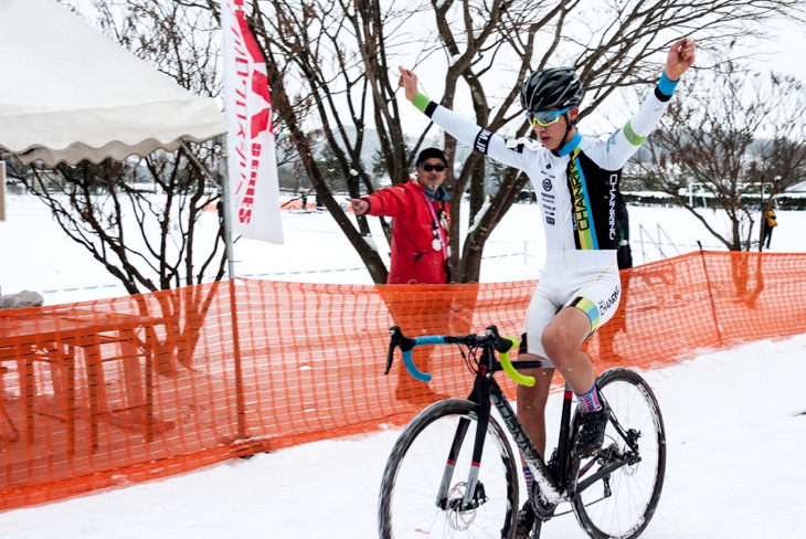 後続を大きく引き離してフィニッシュする積田連（Team GARNEAU CHAINRING）