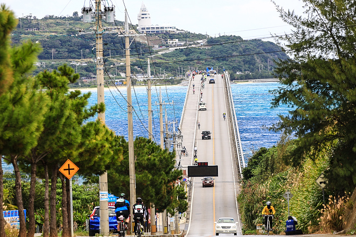 両サイドに海を湛え古宇利島へ続く古宇利大橋の絶景