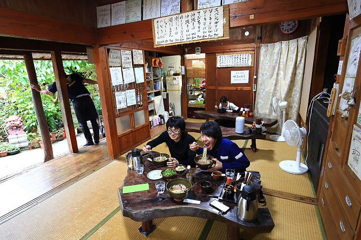 古民家をそのまま利用した沖縄そばのお店「す～まぬめぇ」でソーキそばを堪能する編集部一行