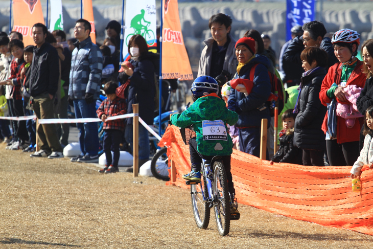 キッズレースは鈴なりの観客でこの日一番の盛り上がりだった?