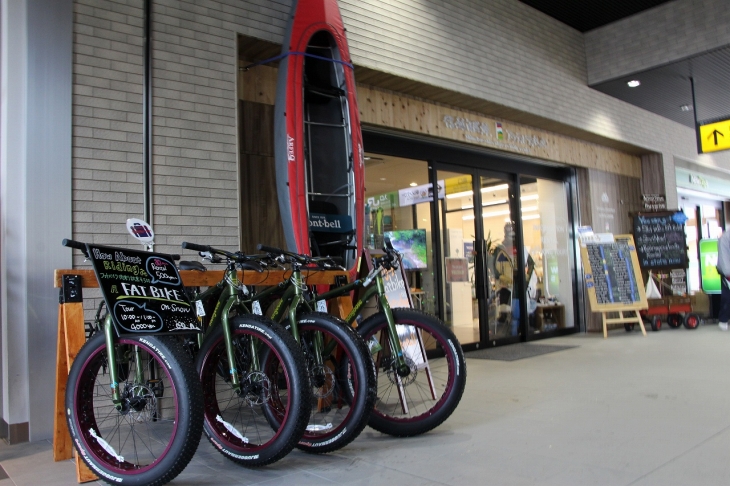 レンタルのファットバイクがずらりと並ぶ信越自然郷アクテイビティセンター