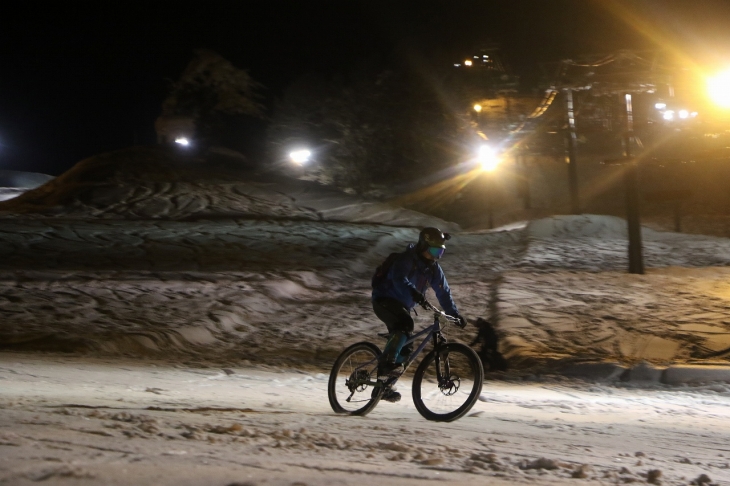 夜のゲレンデを疾走する雪ちゃりナイター