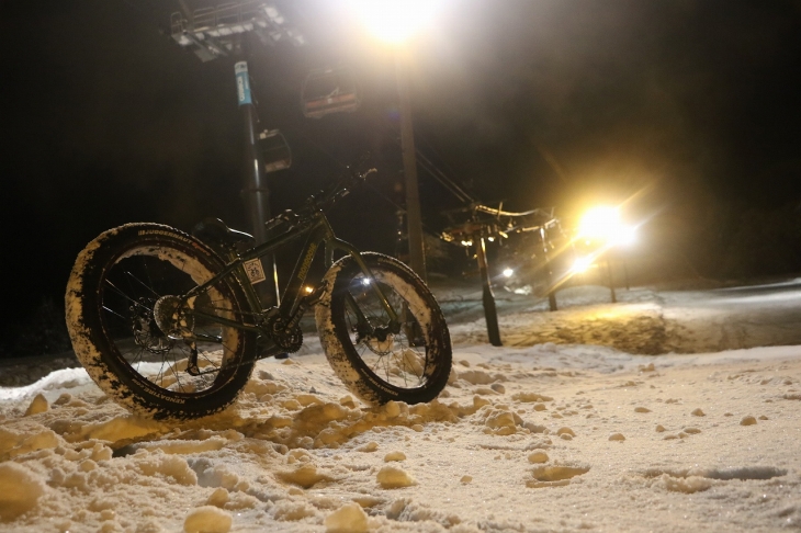 何本か下るころには自転車も雪まみれだし、自分はもっと雪まみれ