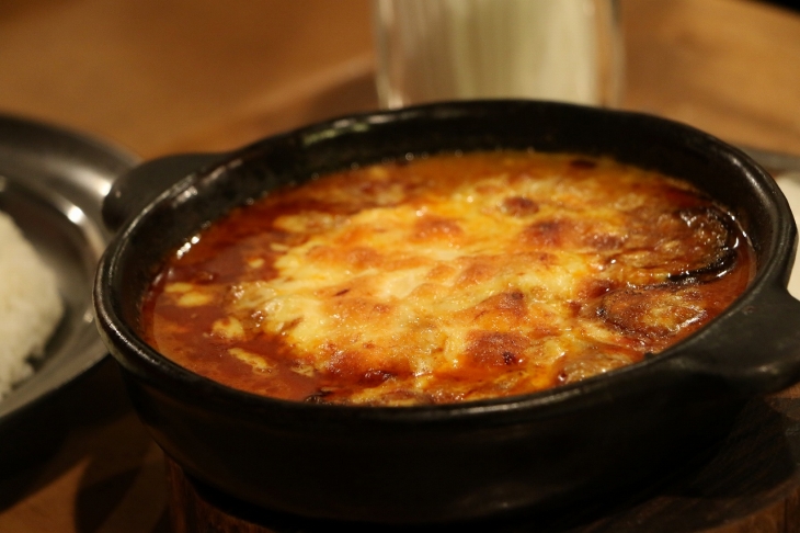 スキー場からほど近い「ペンティクトン」の限定焼きカレー 気づけば昼もカレー夜もカレーである