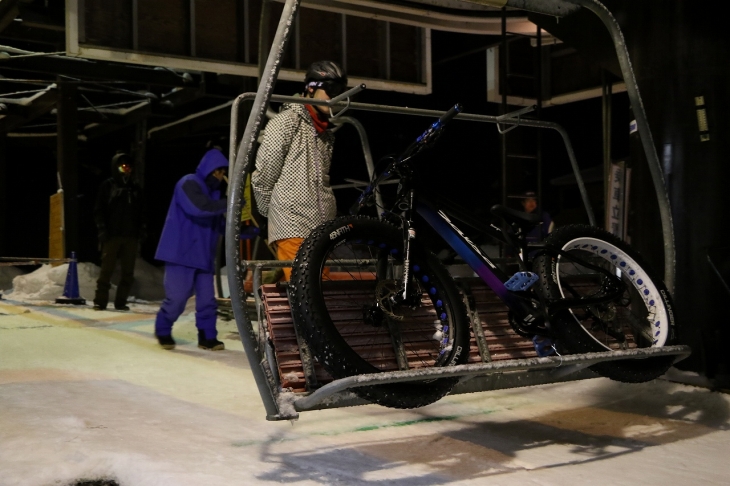 バイクもリフトに乗せて