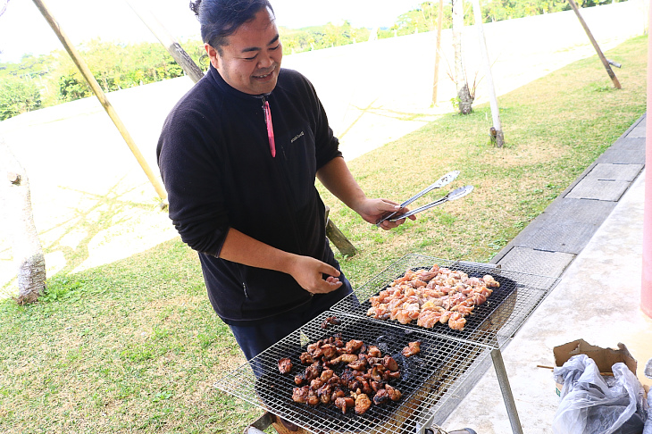 地元産の羽地鶏を炭火焼きで調理