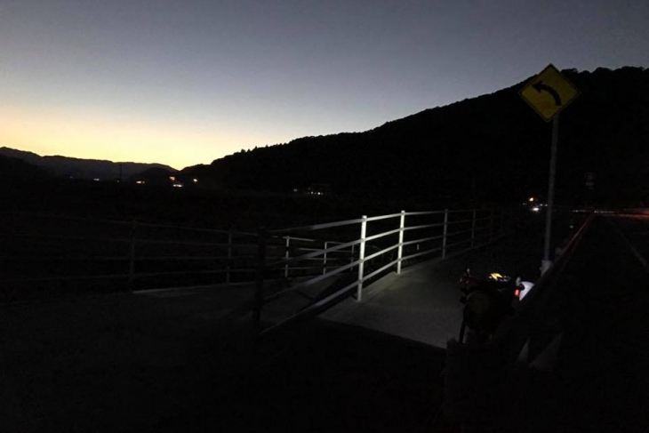 2日目ゴールまであと20km残して日没。でも最高に綺麗な夕暮れだった。日が落ちると一気に寒さが増す。