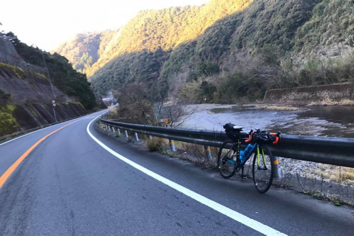 3日目出発の朝は気温０度。路面凍結防止の塩カルが撒いてある。