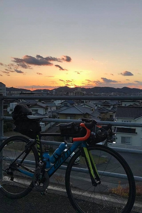 2016年最後の日没。この後さらに40km海沿いを走り続けた。