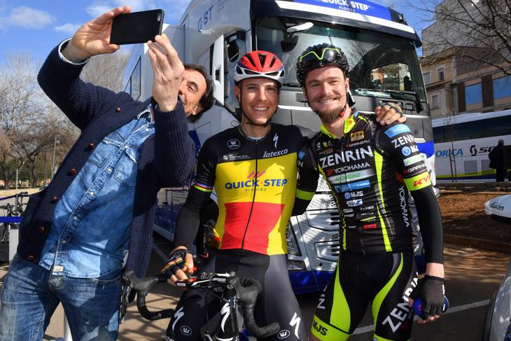 記念撮影に収まるフィリップ・ジルベール（ベルギー、BMCレーシング）とオスカル・プジョル（スペイン、チーム右京）