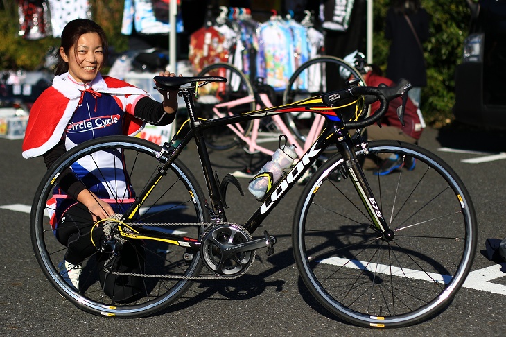 川口麻理央さん（サークルサイクル）のルック