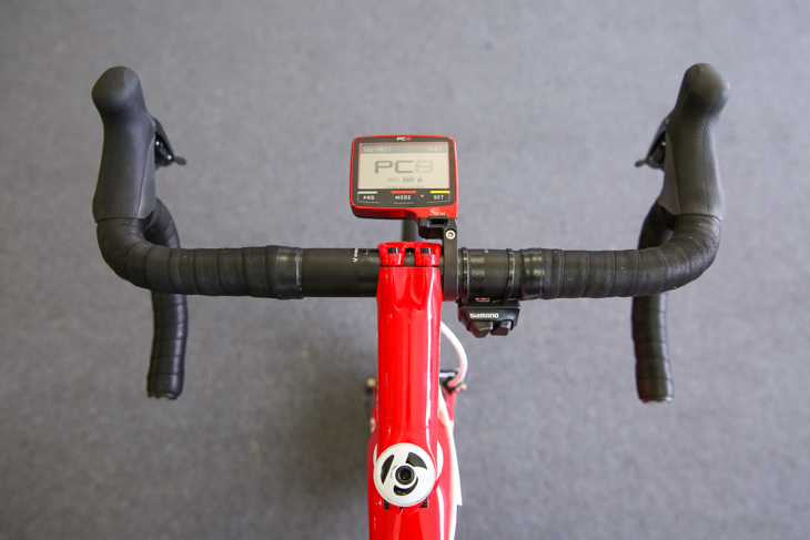 ハンドルとバーテープは黒だが、ステムとSRMのコンピューターは赤