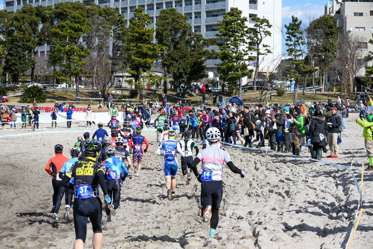 バイクを持たずに砂浜を駆け抜けるサンドスイッチエンデューロ