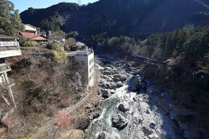 駅前に架かる御岳橋から御岳渓谷を見下ろす。