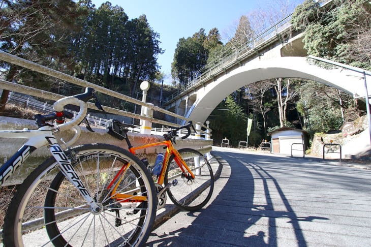 JR青梅線の鉄道橋。かなり高い所を通っています。