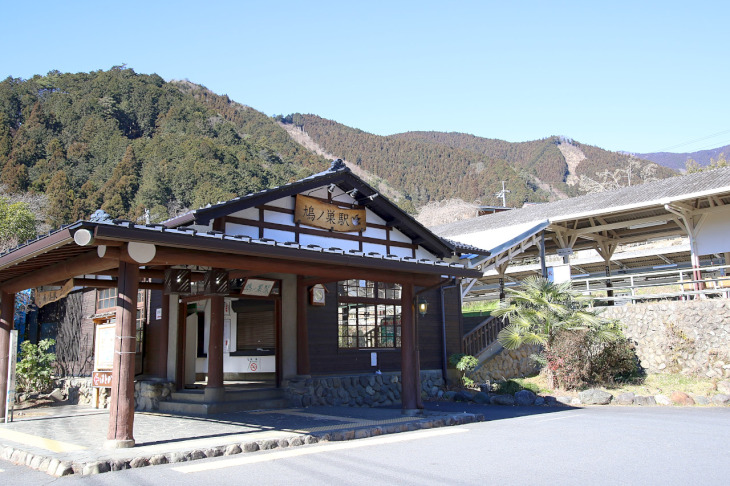 JR鳩ノ巣駅舎に心が和みます。