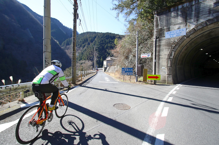 花折トンネルの側道へとニューバイクを進めます。