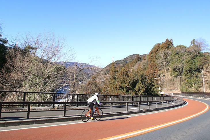 多摩川に沿って進みます。平日の午前中なのでクルマが少なくて走りやすい。