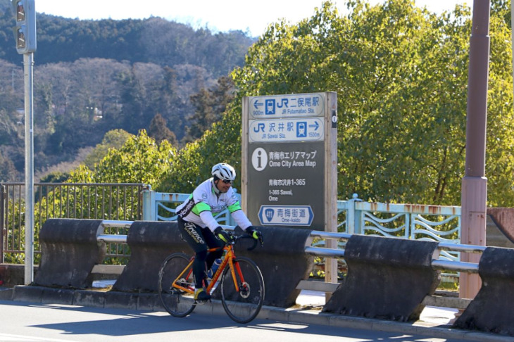 この道は青梅街道、国道411号線ですね。