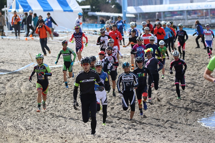 初開催のサンドスイッチエンデューロ　砂浜を自転車抜きで駆け抜ける第一走者たち