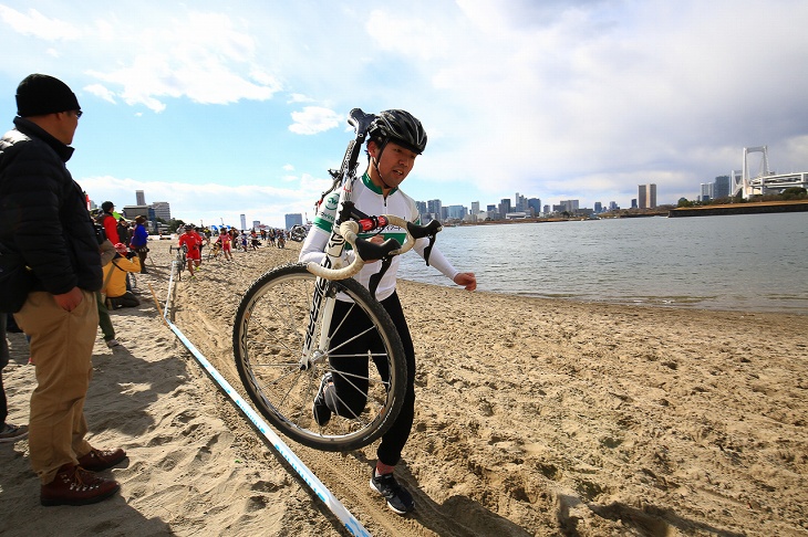 フジワラは担ぎスタイルで砂浜を走る