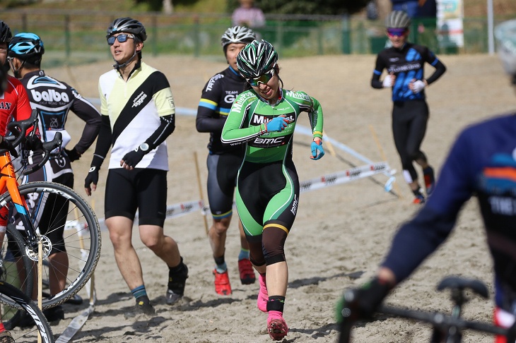 軽やかに走る女性ライダー(いや、この場合はランナーなのか?)