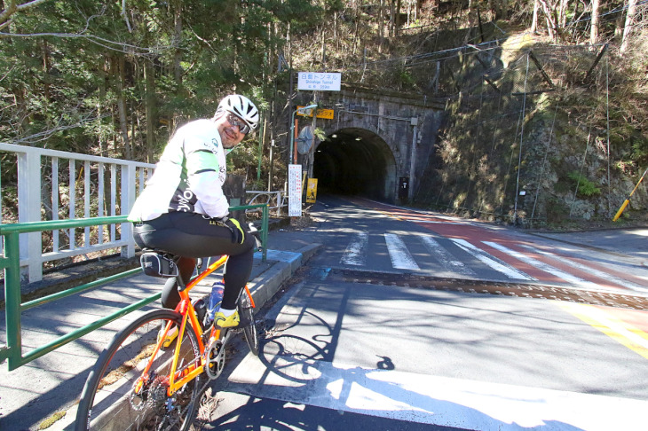 トンネル通過に備えクルマが切れるのを待ちます