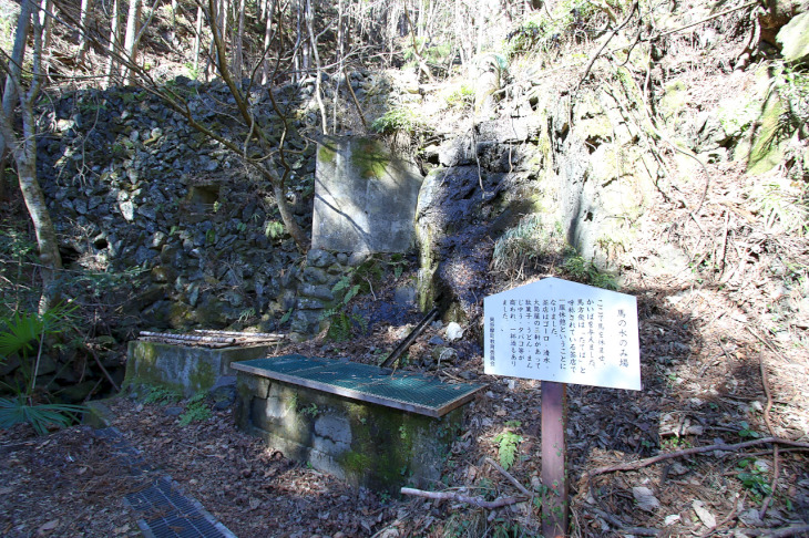 ”馬の水のみ場”。白看板には名所の説明があります