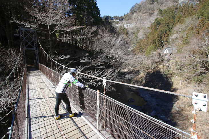 吊り橋から見下ろす渓谷は必見です