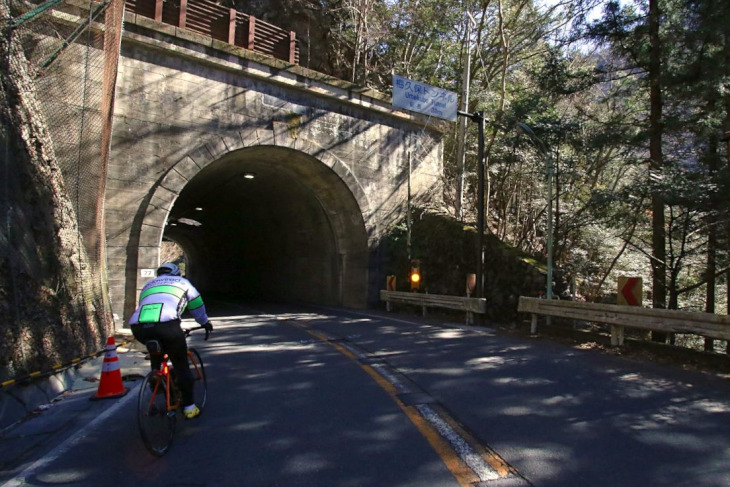 帰路は下りなのでトンネルを通ります