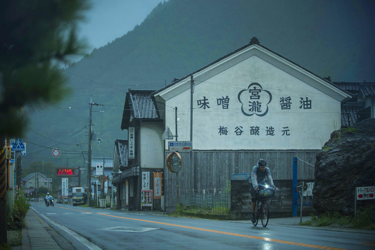 西日本ステージの入り口となった奈良吉野の谷あい、日本らしさを湛えた老舗醸造所。風情と雨を感じて今日も走る